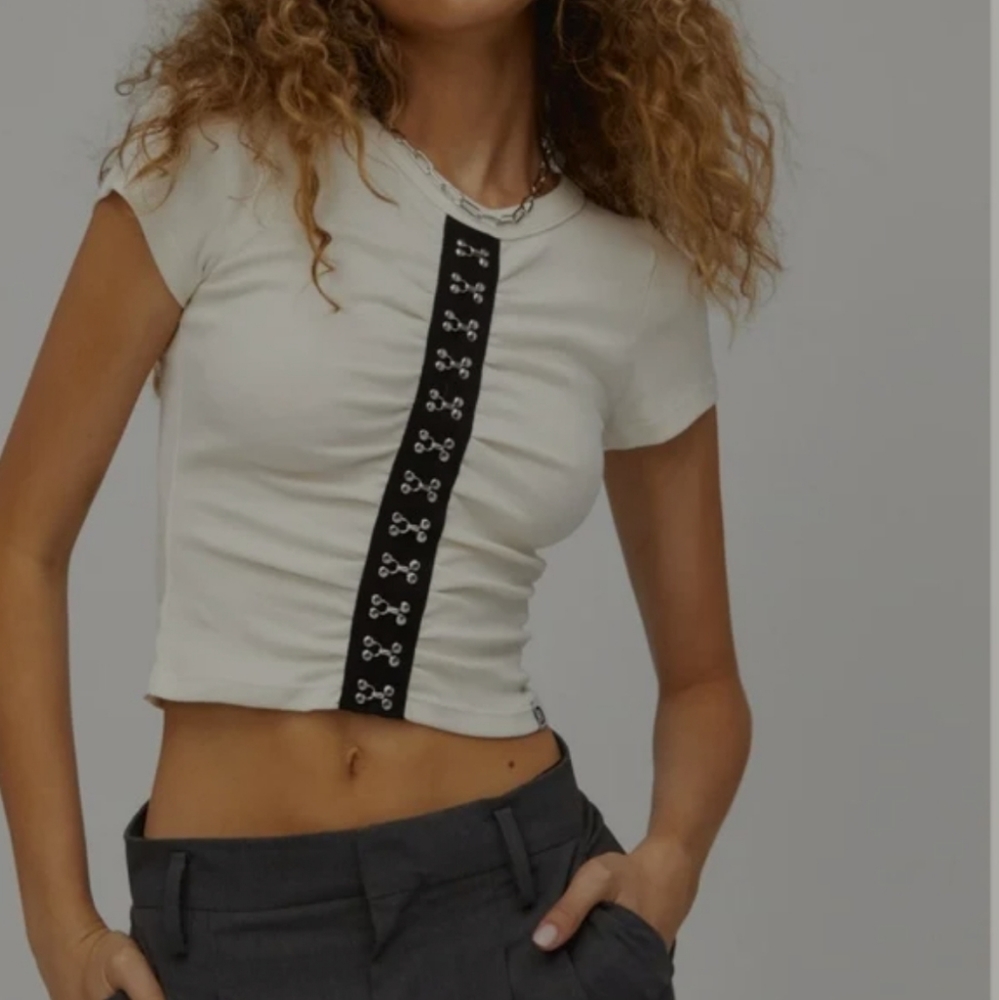 Daydreamer Hook & Eye Baby Tee Cosmo‎ in Vintage White Size Small NWT